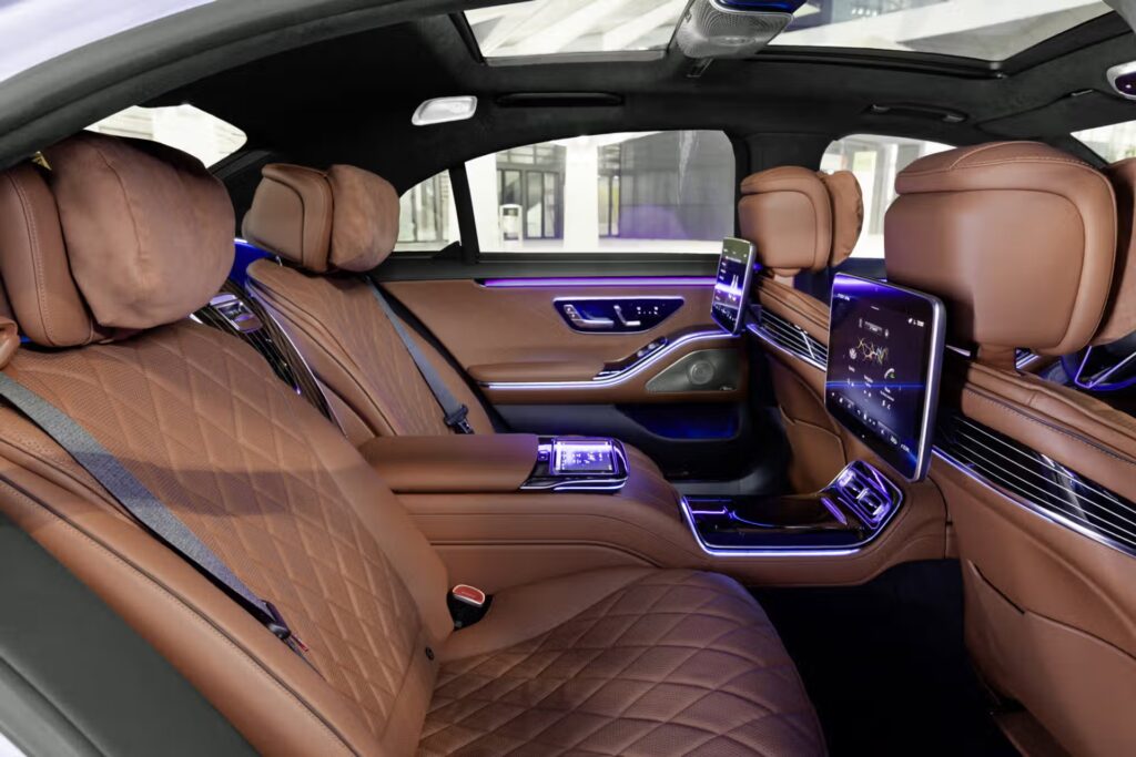Interior de vehículo cómodo y seguro para transporte privado